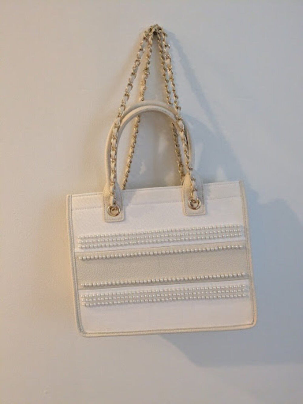 White Pearl Embellished Chain Strap Tote Bag – Elegant Structured Handbag